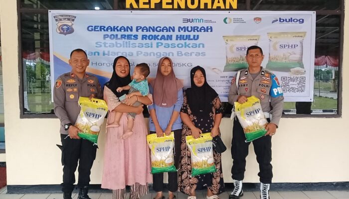 Bantu Warga di Tengah Harga Pangan Meroket, Polsek Kepenuhan Gulirkan 1 Ton Beras Murah