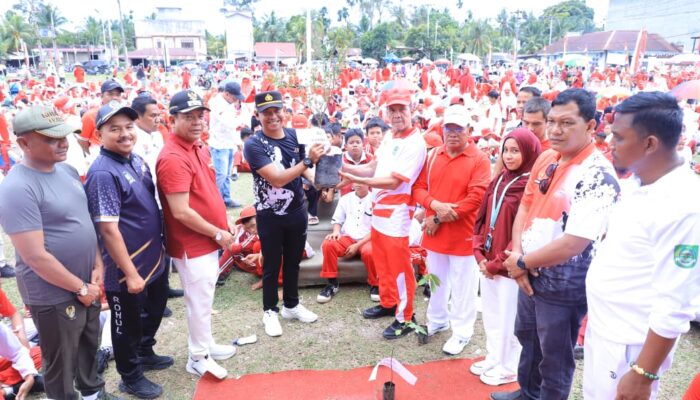 Polsek Kepenuhan Kobarkan Merah Putih 80 Meter dan tanam 80 Pohon Kapolda Riau
