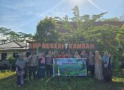 Hijaukan Sekolah, Polres Rohul Tanam Bibit Manggis dan Rambutan di SMPN 7 Rambah