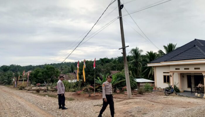 Patroli Jalan Kaki Polsek Tandun Sisir Pemukiman Warga, Wujudkan Rasa Aman di Pagi Hari