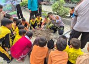Polsek Kunto Darussalam Galakkan Green Policing, Tanam Bibit Manggis dan Durian di SD 011