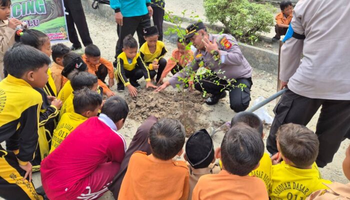 Polsek Kunto Darussalam Galakkan Green Policing, Tanam Bibit Manggis dan Durian di SD 011
