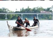 Tutup Lomba Dayung Tradisional, Bupati Afni Berhasil Seberangi Sungai Siak