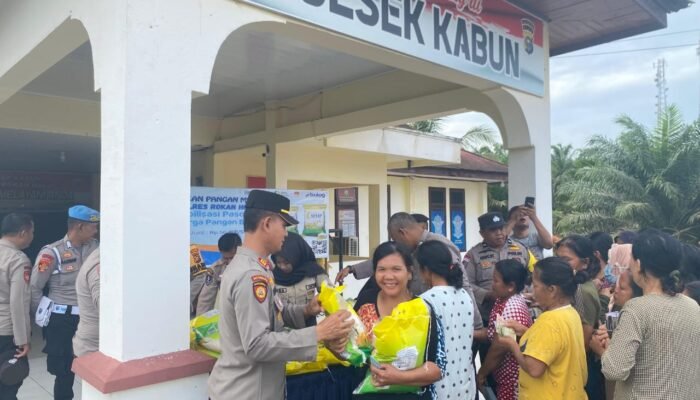Antusiasme Tinggi! 2 Ton Beras SPHP Polsek Kabun Ludes Diserbu Warga