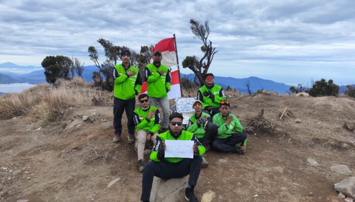 Fenomenal! Driver Ojol Pekanbaru Taklukkan Gunung Talang, Persembahkan Pendakian untuk Affan Kurniawan