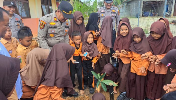 Gerakan Hijau Polsek Kunto Darussalam Dimulai dari Sekolah