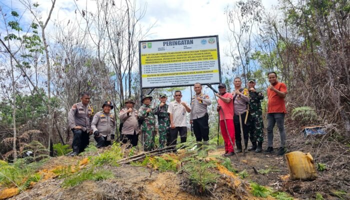 Cegah Karhutla Terulang, Polsek Rokan IV Koto Pasang Plang Larangan di Lahan Bekas Terbakar