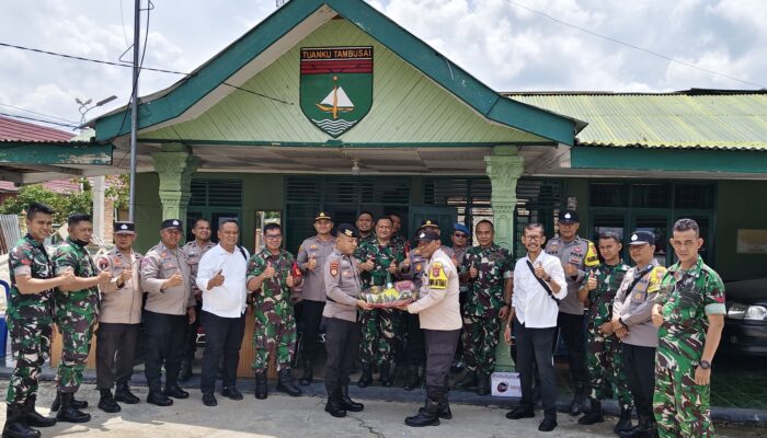 Kejutan Hangat HUT TNI ke-80 dari Kapolsek Kunto dan Bonai Darussalam untuk Koramil 10