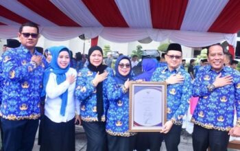 Dinkes Kampar Berhasil Capai UHC, Wakil Bupati Terima Penghargaan pada Peringatan HKN 2025