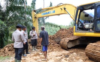 Alat Berat dari Polda Riau Buka Akses Jalan yang Terisolir Bencana di Agam