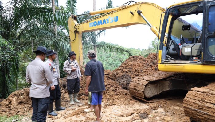Alat Berat dari Polda Riau Buka Akses Jalan yang Terisolir Bencana di Agam