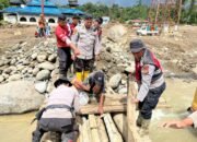 Polisi Bikin Jembatan Darurat di Agam yang Sempat Terbawa Arus Sungai