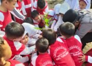 Bersih-bersih Hingga Tanam Pohon, Polsek Tualang Edukasi Anak TK Peduli Lingkungan