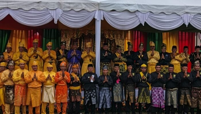 Raja Rambah ke-XI Hadiri Penabalan Junjungan Adat Kunto Darussalam, Teguhkan Persatuan Luhak di Rokan Hulu