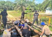Polri dan Masyarakat Kompak Renovasi Jembatan Rawang Air Putih, Kapolres Siak: Ini Wujud Hadirnya Negara