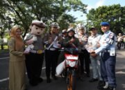 Humanis dan Edukatif, Polisi Magetan Bagi Bunga hingga Es Krim Saat Sosialisasi Ops Keselamatan Semeru 2026