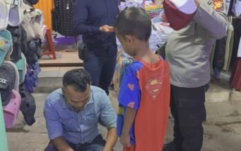 Polisi Berbagi Kasih, Bantu Seragam Kepada Warga Kurang Mampu di Dumai