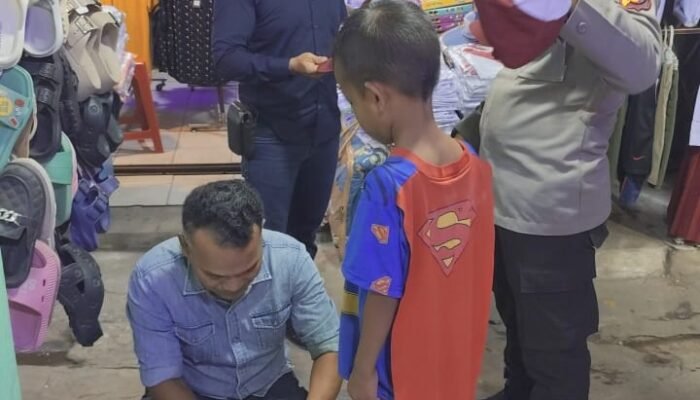 Polisi Berbagi Kasih, Bantu Seragam Kepada Warga Kurang Mampu di Dumai