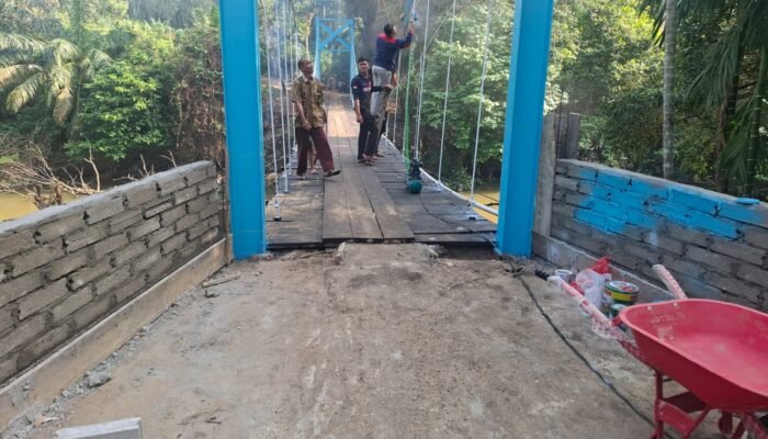 Wujudkan Aksesibilitas Desa,Personel Polsek Rambah Hilir Renovasi Jembatan Tanjung Betung