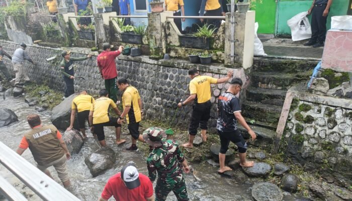 Peduli Lingkungan, Polres Magetan Bersama Lintas Sektoral Gelar Gerakan ASRI Bersih-Bersih Kali