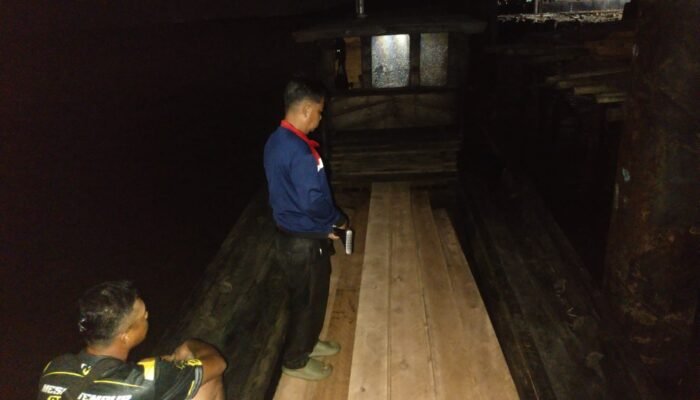 Satpolairud Polres Siak Ungkap Kasus Ilegal Logging di Perairan Mengkapan, Satu Tersangka Diamankan