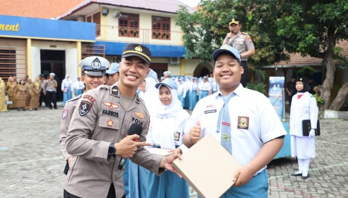 Goes to School di SMAN 2 Surabaya, Kapolres Magetan Jadi Irup Sekaligus Wali Murid: Tekankan Prestasi, Tolak Narkoba dan Keselamatan Lalu Lintas