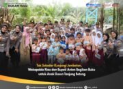 Tak Sekadar Tinjau Jembatan, Wakapolda Riau dan Bupati Anton Bagikan Buku untuk Anak Dusun Tanjung Betung