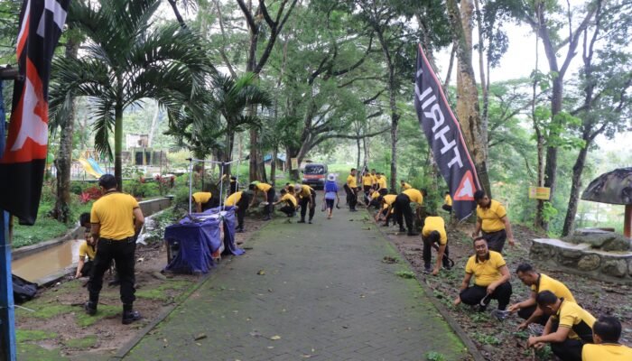 Polres Madiun Gelar Kerja Bakti Serentak Dukung Gerakan Indonesia Asri di Wisata Wahana Grape