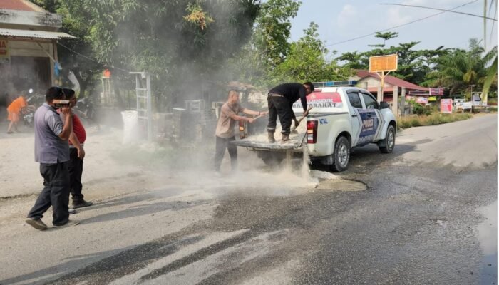 Cegah Laka Lantas, Satlantas Polres Siak Timbun Jalan Berlubang di Tualang