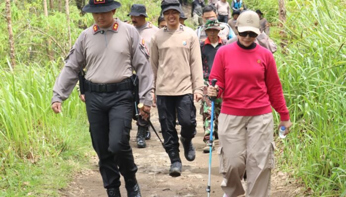 Polres Magetan Gelar Korve di Jalur Pendakian Gunung Lawu, Dukung Gerakan Indonesia ASRI dan Jaga Keasrian Alam