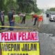 Diguyur Hujan, Satlantas Polres Siak Tetap Timbun Jalan Berlubang di KM 63 Perawang–Dayun