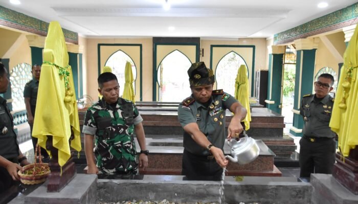 Ziarah Danrem 031/Wira Bima di Makam Marhum Pekan Kesultanan Siak, Meneguhkan Nilai Sejarah dan Budaya