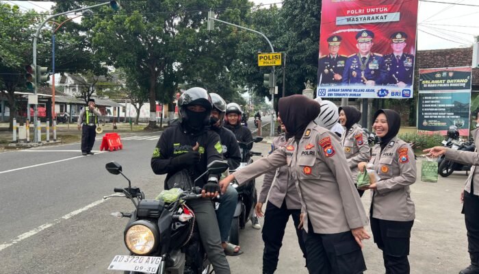 Tebar Berkah Ramadan, Polwan Polres Magetan Bagikan Takjil dan Sampaikan Pesan Kamtibmas