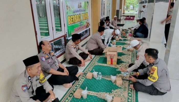 Polsek Tualang Berbagi Takjil ” Paket Buka Puasa Bersama, Pererat Silaturahmi di Bulan Ramadhan