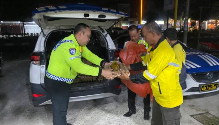 Polri Hadir Saat Sahur, Satlantas Polres Pelalawan Bagikan Sembako dan Sosialisasi Kamtibmas