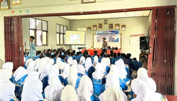 Satlantas Polres Siak Edukasi Pelajar Lewat Program Police Goes To School Bersama Tim ISDC Polda Riau