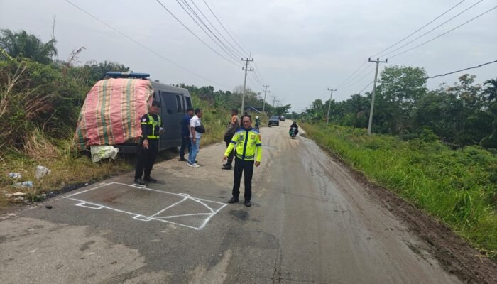 Mobil Tahanan Polsek Mandau Polres Bengkalis Terguling di Jalan Dumai–Sei Pakning, Dua Anggota Polisi Luka Ringan