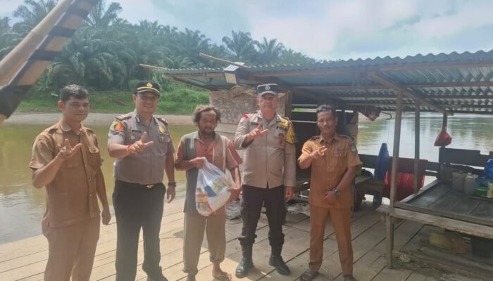 Program Jalur: Polsek Rambah Hilir Salurkan Bantuan Sosial kepada Warga Kurang Mampu di Dusun Sejati