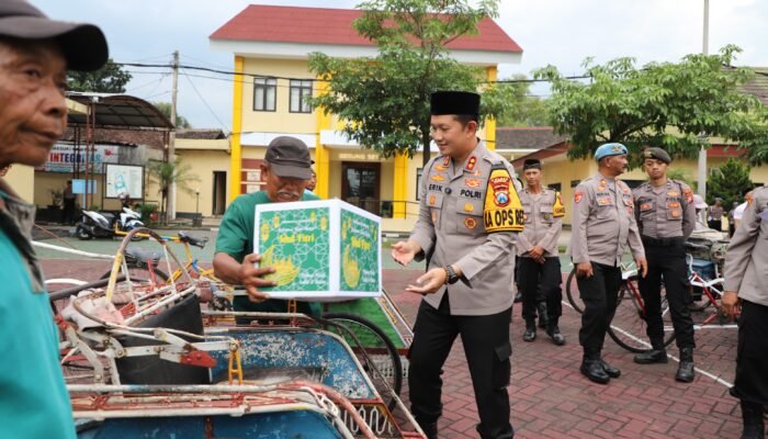 Polres Magetan Berbagi di Ramadan, Kapolres Salurkan Bingkisan Lebaran untuk Ojol dan Tukang Becak