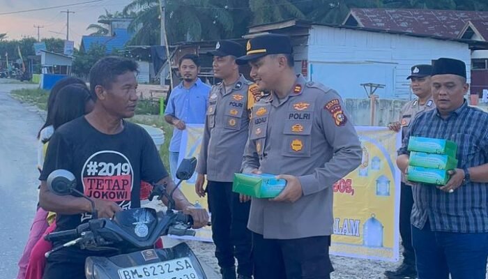 Berkah Ramadhan, Polsek Bonai Darussalam Bagikan Takjil untuk Pengguna Jalan