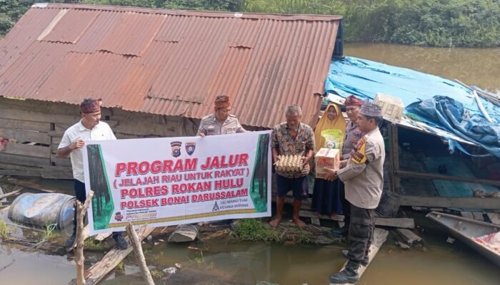 Polsek Bonai Darussalam Salurkan Bantuan dan Layanan Kesehatan Gratis Lewat Program JALUR di Pinggiran Sungai Rokan