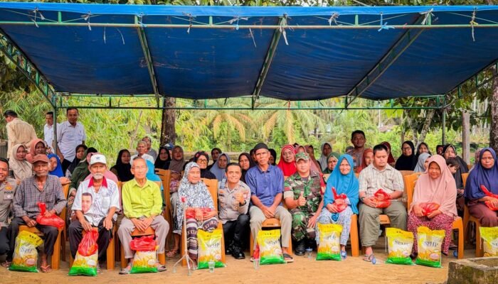 Perkuat Sinergi Cegah Karhutla, Polres Rokan Hulu Edukasi Warga dan Salurkan Bantuan Sembako di Rokan IV Koto