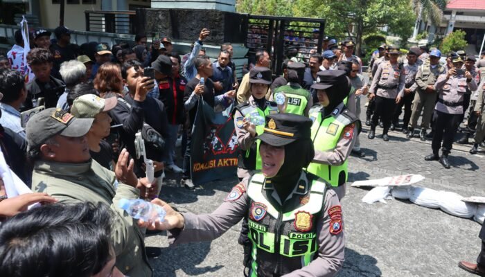 Ratusan Personel Polisi Amankan Aksi Damai di Magetan, Polwan Turun Bagikan Minuman untuk Massa