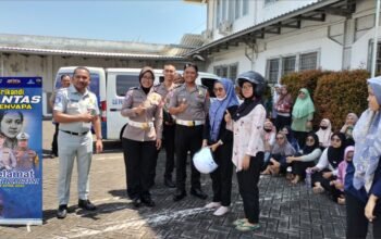 Semangat Hari Kartini, Polres Magetan Edukasi Karyawati Pabrik tentang Keselamatan Berlalu Lintas