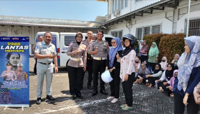 Semangat Hari Kartini, Polres Magetan Edukasi Karyawati Pabrik tentang Keselamatan Berlalu Lintas