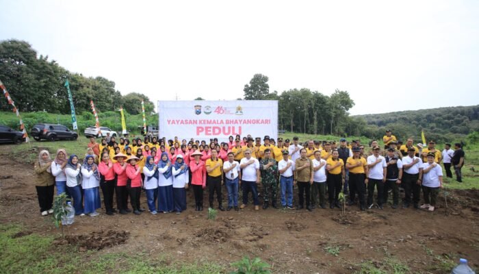 Jaga Kelestarian Lingkungan, Polres Madiun Gandeng Perhutani KPH Madiun Tanam Ribuan Bibit