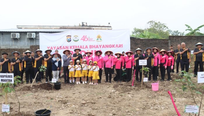 Polisi dan Bhayangkari Magetan Tanam Pohon di Lahan Kritis, Wujud Nyata Peduli Lingkungan dan Masa Depan