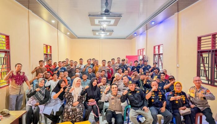 Silaturrahmi dengan Warga Kepenuhan Barat, Kapolres Rokan Hulu Beri Penghargaan dan Salurkan Bansos