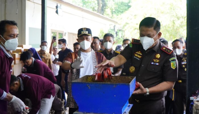 Inkrah, Kejati Riau Hancurkan 22,2 Juta Batang Rokok Ilegal Hasil Rampasan Negara