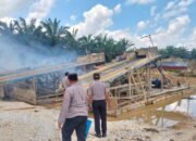 Kapolsek Kampar Kiri Pimpin Penindakan PETI, 6 Unit Rakit Diamankan